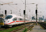 29. April 2004 Nürnberg Hbf, ein ICE setzt seine Fahrt nach München fort.