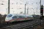 DB Fernverkehr 403 010 auf einer Werkstattfahrt nach Krefeld durch Neuss Hbf am 18. Dezember 2023
