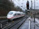 ICE Bruxelles-Midi - Frankfurt-Flughafen fhrt auf Gleis 8 in den Hbf Aachen ein. Aufgenommen am 28/12/2009.