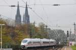 Hochgeschwindigkeitszug vor historischer Kulisse. Ein ICE hat soeben den Klner Hbf verlassen und rollt nun gemchlich durch Kln Messe/Deutz. Aufgenommen am 15/11/2010.