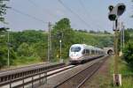 Der ICE Frankfurt - Bruxelles-Midi rast durch den Haltpunkt Eilendorf kurz vor Aachen.