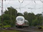 Mit Fahrziel Brssel ist dieser ICE 3 auf der KBS 480 unterwegs. Kurz zuvor hat es 
geschttet wie aus Kbeln. Location: Eschweiler/Kr. Aachen Juni 2012.