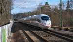 Mit gemchlichem Tempo durch das Saarland...

Vor Homburg Saar gab es eine Langsamfahrstelle wegen Hangbefestigung und fehlen eines Gleises und einige Kilometer weiter zwischen Rohrbach und St. Ingbert weitere Gleisbauarbeiten.

Daher zuckelte der ICE Frankfurt/M - Paris ziemlich geruhsam durch das Saarland. Erst in Frankreich, ca, 30 Kilometer hinter der Grenze, wird die Geschwindigkeit wieder einem Hochgeschwindigkeitszug entsprechen.

KBS 670, Durchfahrt Bahnhof Rohrbach am 20.02.2012