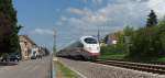 ICE 9554 Frankfurt/Main - Paris rauscht auf seiner Sonntagstour durch den Homburger Stadtteil Bruchhof.

KBS 670 - Bahnstrecke 3280 Homburg - Ludwigshafen - 05.05.2013