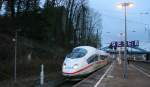 Der ICE3 von NL kommt aus Brüssel-Süd nach Frankfurt-am-Main-Hbf und fährt in Aachen-Hbf ein bei Regenwolken am Kalten Morgen vom 20.2.2015.