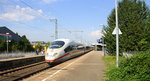 Der ICE3 aus Amsterdam(NL) nach Frankfurt(am Main-Hbf)(D) und kommt aus Richtung Mönchengladbach-Hbf und fährt durch Rheydt-Hbf fährt dann weiter in Richtung Grevenbroich,Köln.
