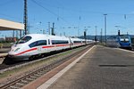 Einfahrt von 406 011-7 (4611)  Düsseldorf  als ICE 504 (Basel SBB - Köln Hbf) zusammen mit NS 406 551-2 (4651)  Amsterdam  als ICE 104 (Basel SBB - Amsterdam CS) am 24.06.2015 in den