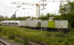 PCW 5 (92 80 1275 023-0 D-ALS) kommt mit ihrer Fuhre hinter dem Krefelder Hbf vor Hp0 zum Stehen, weil sie dem RE 42 den Vortritt lassen muss, ehe sie ihre Übergabe nach Mönchengladbach und weiter zum Testcenter Wegberg-Wildenrath fortsetzen kann. Testobjekte sind Triebkopf 408 009 und der 1.-Kl.-Trafowagen 408 109 des neuen Velaro. Krefeld, 23.5.22.