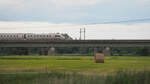 Ein aus Paris kommender ICE3neo überquert die Elbebrücke bei Hämerten gen Osten.

Tangermünde, der 08.06.2025