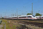 ICE 4 0812 012-4 fährt beim badischen Bahnhof ein.