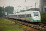 DB ICE4 mit Fernlicht in Hilden, Oktober 2020.