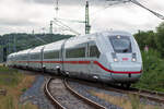 Siebenteiliger ICE 4 (9207) durchfährt den Bahnhof Lietzow  nach Binz.