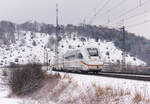 412 057 als ICE 596 München-Berlin am 11.12.2021 bei Urspring.