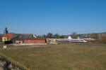 Auf dem Weg von Dresden nach Frankfurt fuhr ICE1650 an 13.03.2022 durch den Ort Unterhaun in der Vorderrhön.