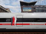 Seitenansicht des BordRestaurants von 412 046  Female ICE .
Im Gegensatz zu den Triebköpfen sind am BordRestaurant die Figuren größer gehalten.
(fuhr als ICE 373 pünktlich (12:18) am Startbahnhof Berlin Ostbahnhof ab.) 
Offizielle  Premierenfahrt  war am 11.05.2022.

Berlin, der 13.05.2022