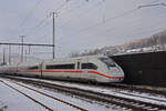 ICE 4 0812 064-5 durchfährt am 12.12.2022 den Bahnhof Gelterkinden.