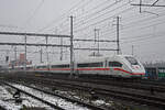ICE 4 0812 002-5 durchfährt am 15.12.2022 den Bahnhof Muttenz.