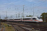 ICE 4 0812 065-2 fährt am 06.10.2022 beim badischen Bahnhof ein.