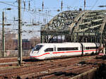 ICE 4 verlässt die Hohenzollernbrücke in Köln und fährt in den Hbf ein. 2.3.2023