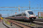 ICE 4 5812 053-7 durchfährt am 30.05.2023 den Bahnhof Muttenz.