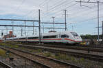 ICE 4 5812 074-3 durchfährt am 18.09.2023 den Bahnhof Muttenz.
