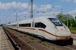 Deutschlandzug in Deutschland: Am 2 Mai 2024 hallt ICE 412 057 in Celle.