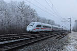 Normalerweise fotografiere ich nicht bei so einem Wetter. Wollte mal sehen wie es so aussieht mit den Raureif bedeuten ästen und Zweigen. Hier der ICE 4 9233 bei Zorneding am 29.12.2025.