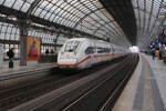 ICE 509 nach München hält hier am 9.2.2026 mit Triebzug 9234 um 12.09 Uhr im Bahnhof Berlin Spandau.
