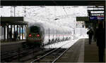 Winter in München - 

Beladen mit Schnee und Passagiere macht sich ein ICE 4 im Hauptbahnhof auf seinen Weg durch die Winterlandschaft.

21.02.2026 (M)
