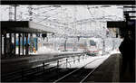 Winter in München - 

Langsam schlängelt sich der ICE 4 über Gleisbögen und Weichen hinaus aufs schneebedeckte Vorfeld des Hauptbahnhofes. Im Hintergrund ist die Hackerbrücke erkennbar.

21.02.2026 (M)