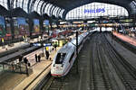 Ein ICE 4 fährt hier am 18.2.2026 um 8.21 Uhr als Leerzug auf Gleis 9 durch den HBF Hamburg in Richtung Altona.