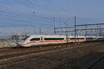 ICE 4 5812 091-7 durchfährt am 17.01.2026 den Bahnhof Muttenz.