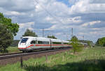 412 076 war am 17.05.26 als ICE 509 von Hamburg nach M�nchen unterwegs und rollt hier durch Radis.