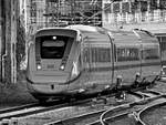 Ein ICE 4 (9207) war im Februar 2021 bei der abendlichen Einfahrt am Hauptbahnhof Wuppertal zu sehen.
