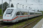 Ein ICE4 (9207) ist gerade am Hauptbahnhof in Neustrelitz angekommen.