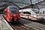 442 802-5 trifft am 19.06.2021 als RE9 (RE10922)  Rhein-Sieg-Express  von Siegen Hauptbahnhof nach Aachen Hauptbahnhof im Kölner Hauptbahnhof auf 412 054 (5812 054-5) als 	ICE518 von München
