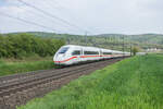 ICE 812 007-3 ist am 04.05.2022 in Richtung München Hbf bei Reilos unterwegs.