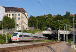 Unbekannter ICE 4 fährt am 25.06.2022 durch Stuttgart-Feuerbach. In wenigen Jahren werden die Züge an dieser Stelle unterirdisch verkehren. 