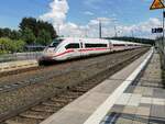 Unbekannter ICE4 auf dem Weg nach Stuttgart Hbf auf der Fahrt durch den Bahnhof Amstetten am 30.07.2022.