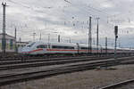 ICE 4 5812 030-5 verlässt den badischen Bahnhof. Die Aufnahme stammt vom 23.01.2022.