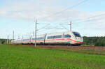 Ein ICE der Reihe 412 legt sich am 18.09.22 als ICE 804 nach Kiel in Burgkemnitz in die Kurve.