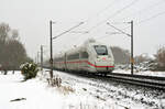 Gut getarnt rollte dieser Triebzug der Reihe 412 am 04.12.22 als ICE 597 nach München durch Greppin Richtung Leipzig.