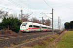 Am Neujahrstag 2023 rollte ein Triebzug der Reihe 412 als ICE 705 nach München durch Brehna Richtung Halle(S).