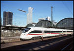 ICE-T 411028 nach Dresden fährt hier in Frankfurt am Main am 2.2.2002 um 13.24 Uhr ab.