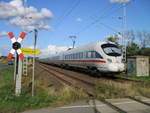 Ein ICE 411,nach Binz,passierte,am 02.September 2019,den Bahnübergang Zirkow-Hof,bei Samtens.