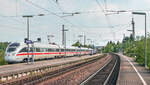 Blick nach Norden auf den Bahnhof Otting-Weilheim: Ein ICE-T fuhr am 26.5.04 durch Gleis 3 nach München.