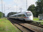 Ein 411 rauschte,mit 90 km/h,am 21.August 2023,durch die Station Teschenhagen,auf Bergen/Rügen zu.