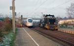 Die G 1206 der RBB begegnet in Petersroda am 28.11.10 dem ICE 1213 auf dem Weg nach Leipzig.