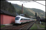 Ein ICE T erreicht hier auf der Fahrt Richtung Saalfeld am 23.04.2005 den ehemaligen Grenzbahnhof Probstzella.