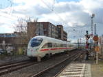 Eine ICE-T durchfährt auf seinem Weg nach Dresden den Bahnhof Rüsselsheim mit dem markanten kleinen Formsignal.